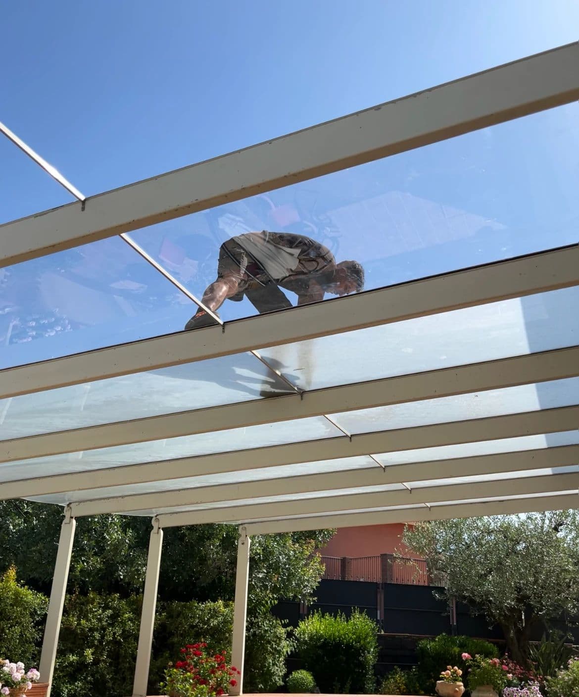 Un nostro tecnico durante la posa di una copertura in vetro
